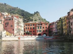 Copertina di Cinque Terre dalla periferia alla rivincita: Franco Bonanini ricorda come si è arrivati fin qui