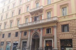 Copertina di Case d’oro Bankitalia. Gli affitti per i vip  che Visco  non pubblica