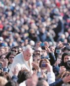 Copertina di CL si inventa il “Papa a pagamento”