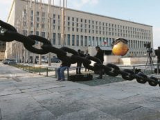 Copertina di Semestre Ue, la solita Italia: niente gare, si fa tra amici