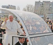 Copertina di Bergoglio a Scampia:  “La corruzione spuzza”