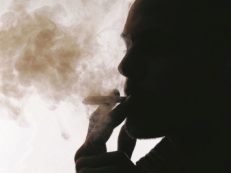 Copertina di Quel fumo che sballa ma aiuta contro Sla Alzheimer e glaucoma