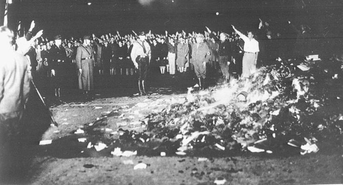 Polemiche a Milano: Forza Nuova vuole “bruciare i  libri gay”