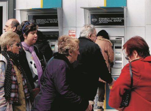 Grecia, la crisi è fare la fila per un antibiotico