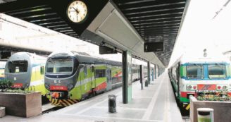 Copertina di Ferrovie nord: bar, profumi e multe stellari a spese nostre
