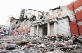 Copertina di Diceva “Giuliani è scemo” Gli aquilani non lo vogliono