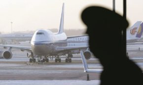 Copertina di Pilota della Turkish Airlines collassa e muore durante il volo: atterraggio d’emergenza a New York