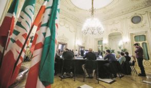 Copertina di 610 milioni di euro incassati in 13 anni. Ma FI è   sul lastrico