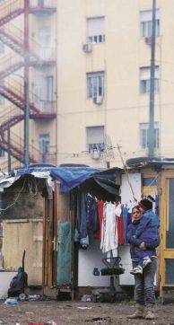 Profughi per sempre. Viaggio nei campi  della “rastrellatia”