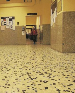 Faldoni incustoditi e porte aperte