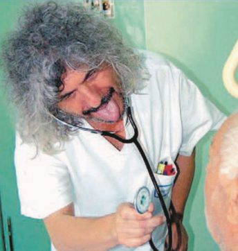 Storia di Francesco, l’infermiere diventato clown per i malati