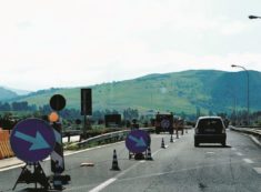 Copertina di A Est e a Ovest dell’abisso