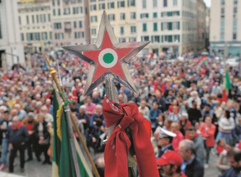 Copertina di Pietà e memoria fiori di primavera