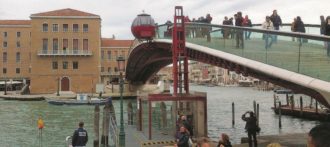 Copertina di Venezia, si accascia improvvisamente a terra per un malore: morto un 57enne