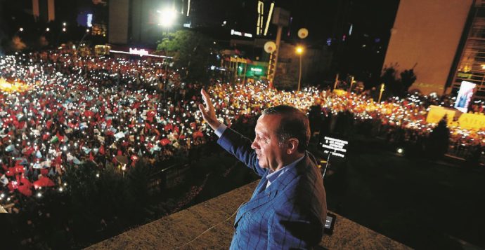 Erdogan contro tutti: “Il Papa è il male,  caccerò gli armeni”