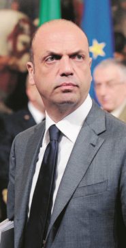 Copertina di Alfano, il ministro inesistente che si salva sempre