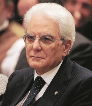 Copertina di Mattarella critica l’Ue:  “Non si tiri indietro”