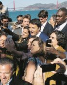 Copertina di Palazzo Chigi, un video-poliziotto  per Matteo Renzi