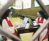 Copertina di Le “uscite” dal convento grazie al web e ai social