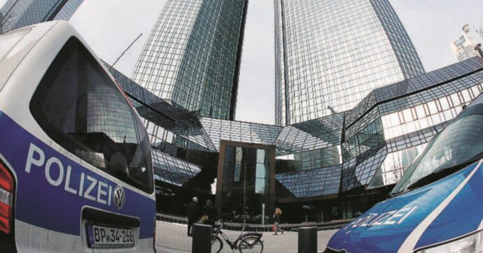 “Sospetti di riciclaggio da parte di aziende legate ad Abramovich”: blitz nella sede di Deutsche Bank