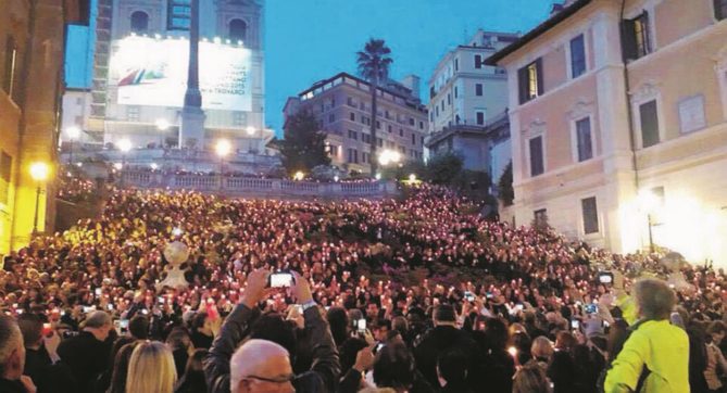 Copertina di Scuola, governo accerchiato Giannini contestata a Bologna