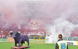 Copertina di Pietre, bombe e 11 feriti: derby fuori campo
