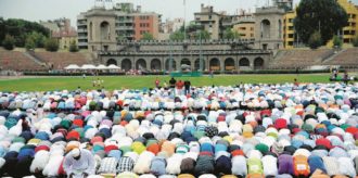 Copertina di Laggiù al Nord la pace è una moschea