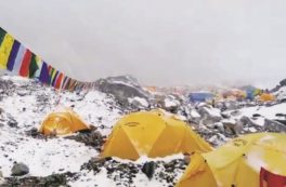 Copertina di L’inferno bianco inghiotte i campi base