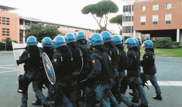 Copertina di Nella scuola dei “celerini” 2.0 si preparano le giornate di Milano