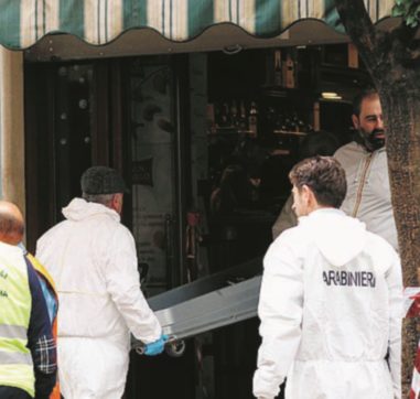 Copertina di Agguato a Napoli mentre Alfano rassicura la città