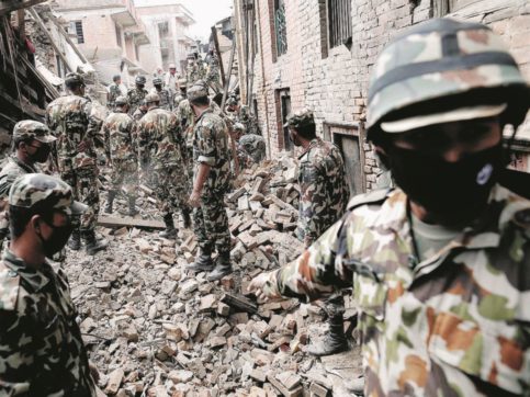 Nel cimitero del Nepal anche il disastro degli aiuti