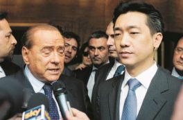 Copertina di Mr Bee, si tratta ancora ma Silvio si tiene il 51%