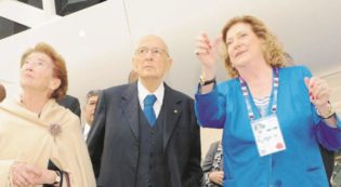 Copertina di Re Giorgio fa la star, Mattarella fa il “gufo”