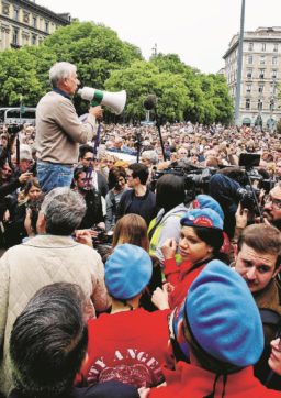 Copertina di “Milano riparte” Pisapia in piazza suona la carica