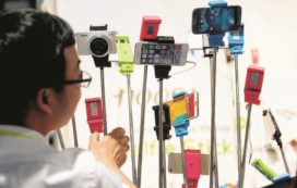 Copertina di Vietate aste e braccia finte. È finita l’ora del selfie