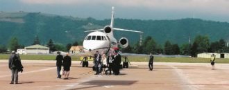 Copertina di Renzi prende due aerei blu con corte e deputati al seguito