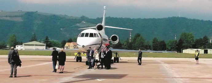 Renzi prende due aerei blu con corte e deputati al seguito