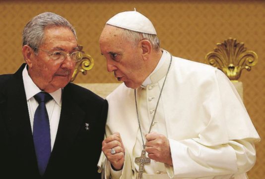 Papa-Castro: lo scambio di favori