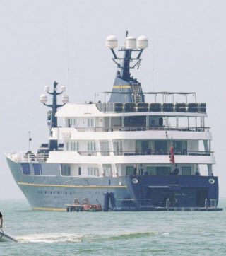 Copertina di Briatore, uno yacht da evasione: 36 milioni