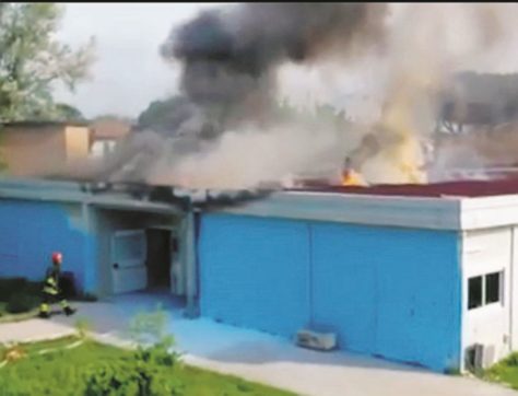 Fiamme nell’aula “provvisoria”, mille evacuati