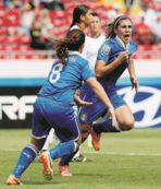 Copertina di Dopo Optì Pobà e banane, ora le “quattro lesbiche”