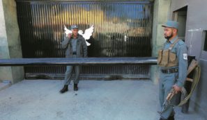 Copertina di Nella polveriera afghana gli italiani muoiono ancora