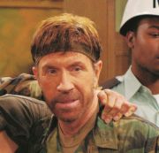 Copertina di È morto Chuck Norris, addio alla leggenda del cinema d’azione: fatale un malore mentre era in vacanza alle Hawaii