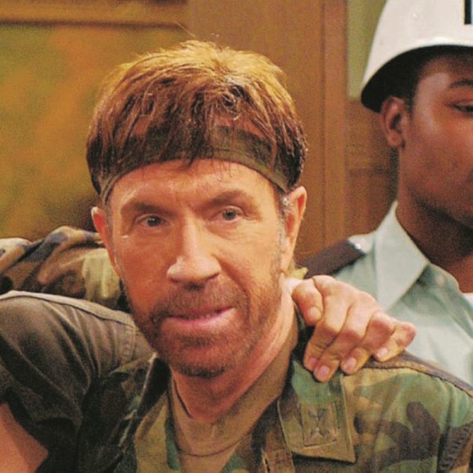È morto Chuck Norris, addio alla leggenda del cinema d’azione: fatale un malore mentre era in vacanza alle Hawaii