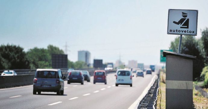 Cremona, sfreccia a 253 chilometri orari in autostrada con una Lamborghini: sospesa la patente