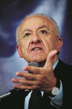 La corsa di De Luca contro la Severino