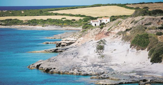 Si tuffa in mare e rimane incastrato tra gli scogli: 26enne muore davanti al padre in una spiaggia della Sardegna