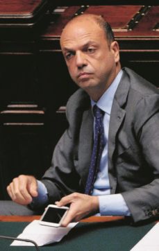 Copertina di Renzi celebra il “trionfo”. Poi l’autodifesa di Alfano