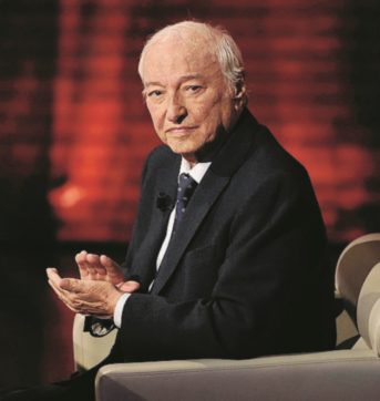 Angela per farlo sembrare giovane