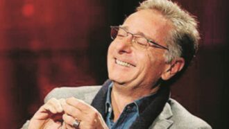 “Il lusso? Se c’è non me lo nego ma non lo cerco. Non ho lo yatch di 40 metri o la Lamborghini. Il mio aspetto? C’è il fascino sottile della decomposizione delle carni”: Paolo Bonolis si racconta